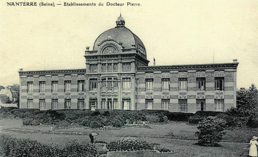 Usine du Docteur Pierre au début du XXe siècle : la façade et les jardins vus par les voyageurs du train Paris -Saint-Germain