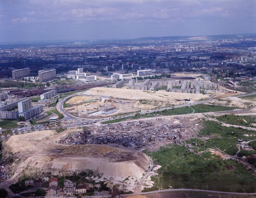 Le chantier de la préfecture des Hauts-de Seine et le bidonville sur l'emplacement du futur parc André-Malraux à Nanterre. Mai 1969 - 20Fi3/NAN_7