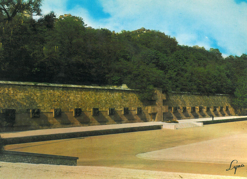 Le mémorial de la France combattante au Mont-Valérien. 10Fi/SUR_26