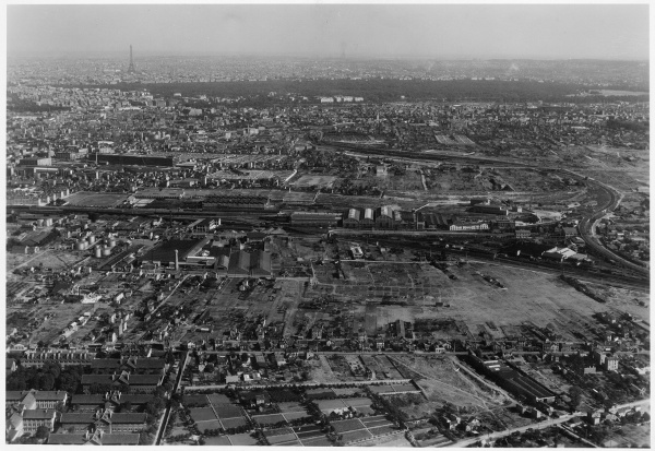 Vue aérienne au début des années cinquante englobant des portions de territoire des communes de Nanterre, Colombes, Courbevoie et La Garenne-Colombes. 20Fi1/NAN_4