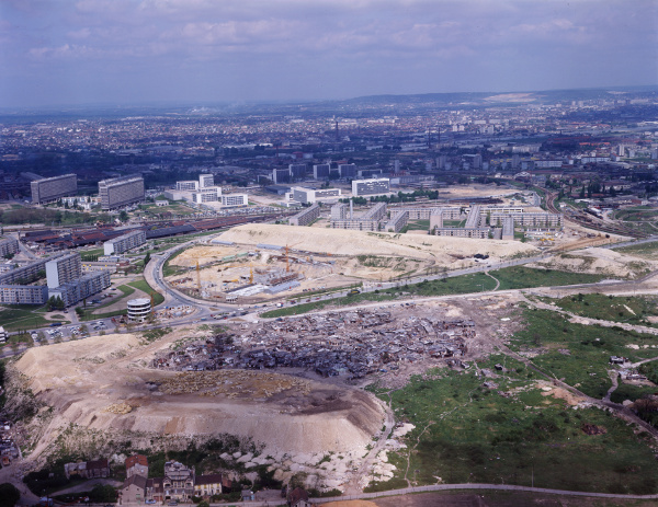 Nanterre : le chantier du centre administratif départemental, l'université de Paris Ouest Nanterre la Défense et les derniers abris de fortune en 1969. 20Fi3/NAN_7