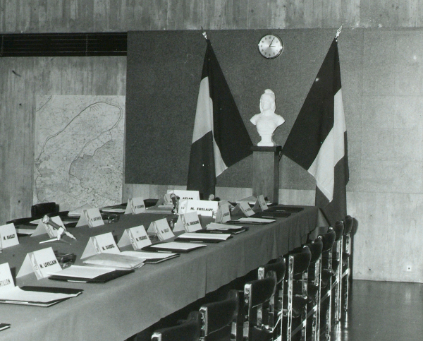 Salle de réunion du Conseil général en 1967. 36W111