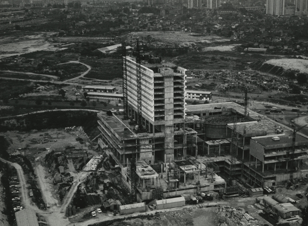 Le bâtiment tel qu'il se présentait lors de la visite organisée pour les conseillers généraux, le 26 octobre 1970. 36W221