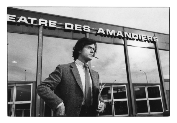 Patrice Cherau devant le théatre des Amandiers à Nanterre en novembre 1982. 2047W408