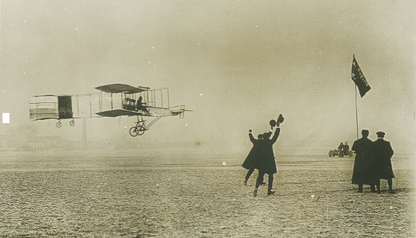 Photographie du grand prix d'aviation DEUTSCH-ARDEACHON sur le terrain d'Issy-les-Moulineaux, le 13 janvier 1908. Victoire d'Henri Farman en 1mn et 28 secondes.