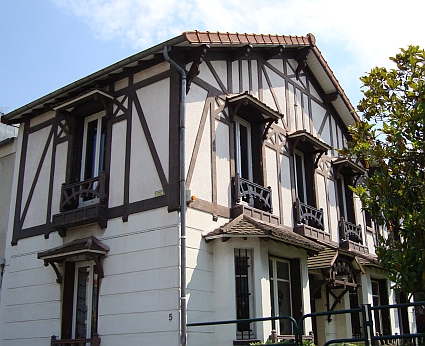 5, rue du général Cremer : chalet rustique à colombages et balcons de bois